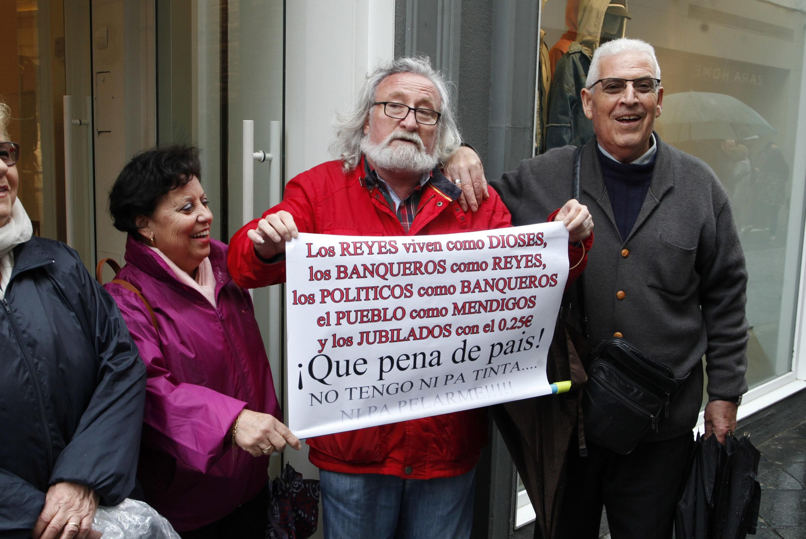 Las imágenes de la manifestación por las pensiones públicas en Sevilla