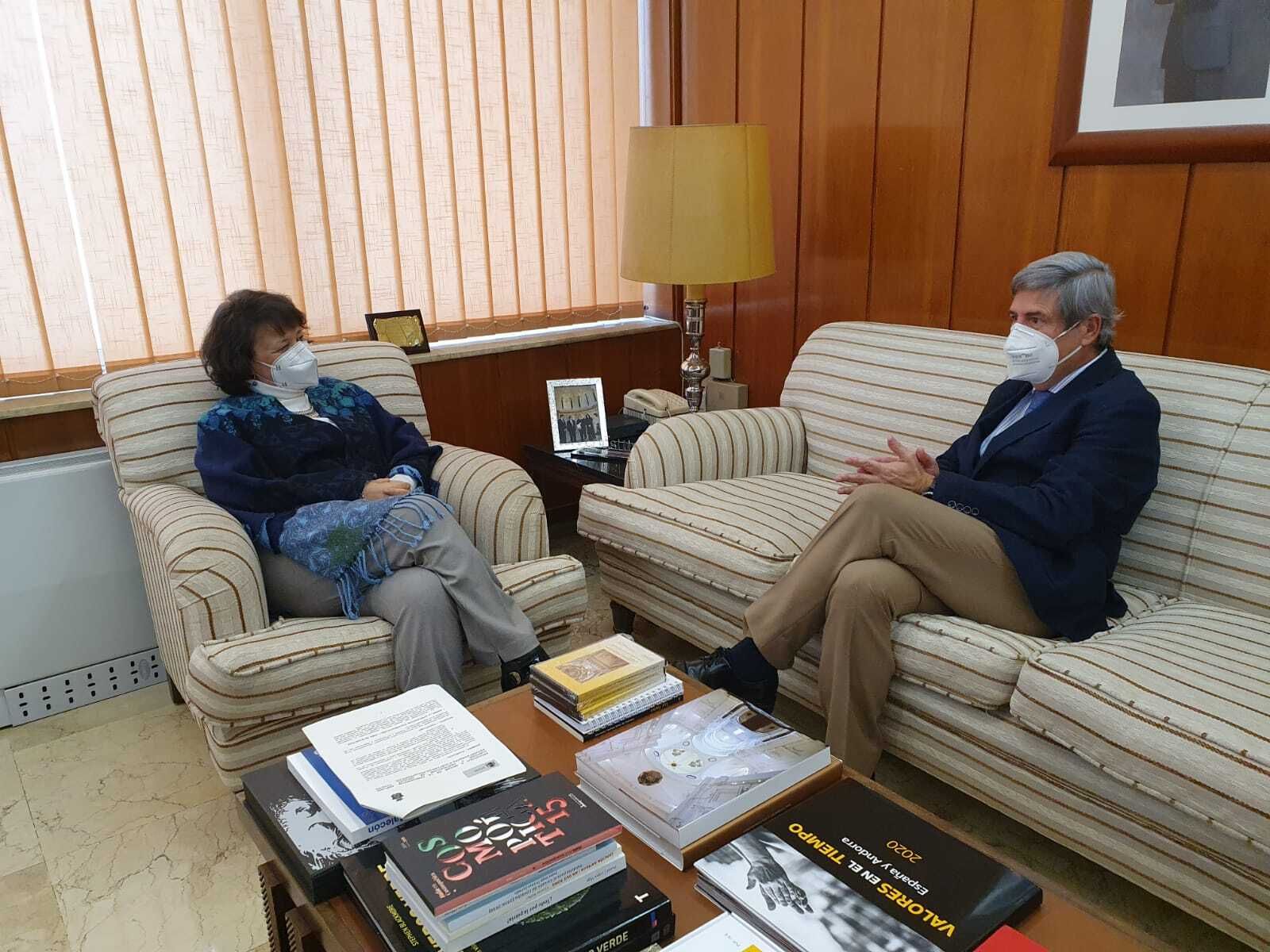 Rafaela Valenzuela junto a Fernando Sobrón Ostos.