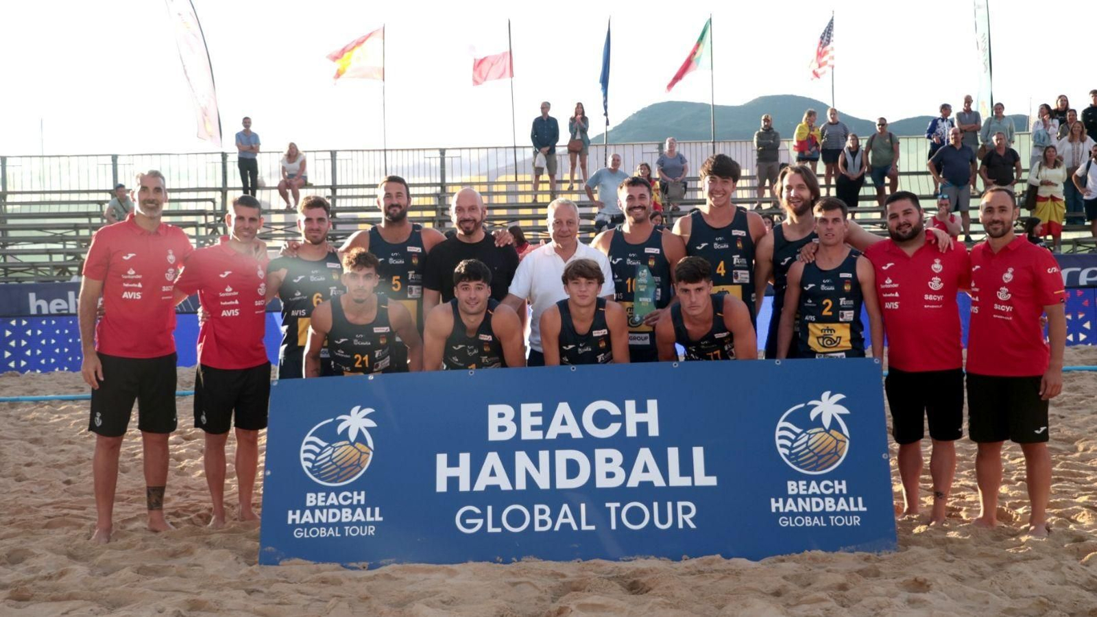 El equipo masculino celebra con el trofeo conseguido en el tour El equipo masculino celebra con el trofeo conseguido en el tour