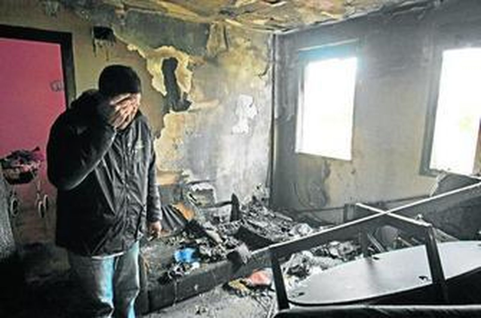 El padre de los propietarios se lleva una mano a la cabeza al ver el terrible estado de la casa siniestrada.