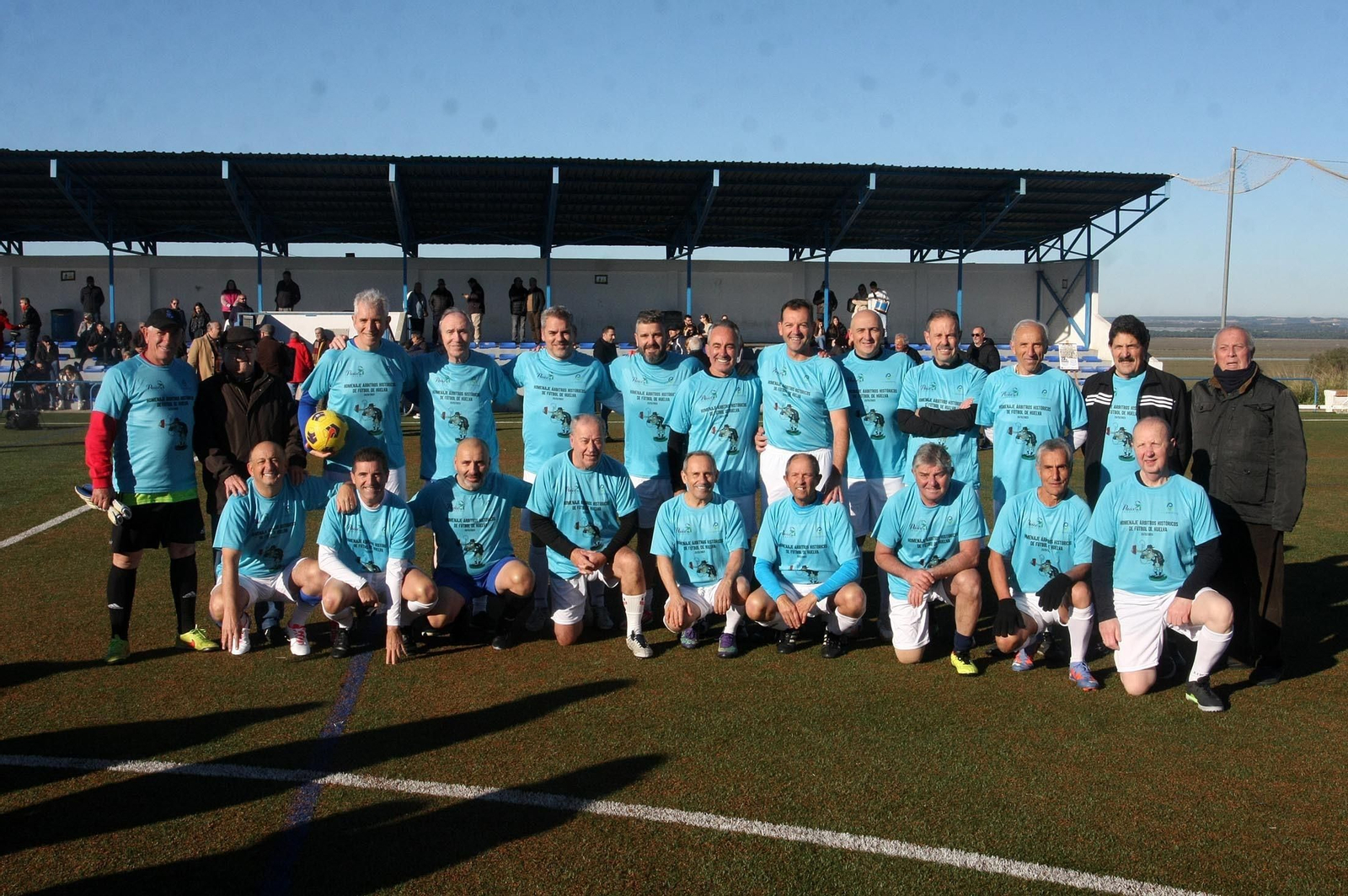 Imágenes del partido homenaje a los árbitros históricos de fútbol de Huelva