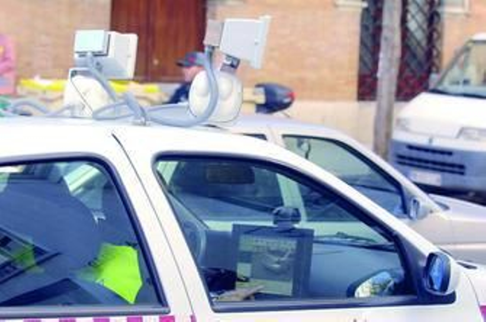 Un policía manipula el ordenador del coche 'ponemultas' el pasado invierno, mientras circula por la calle Laraña.