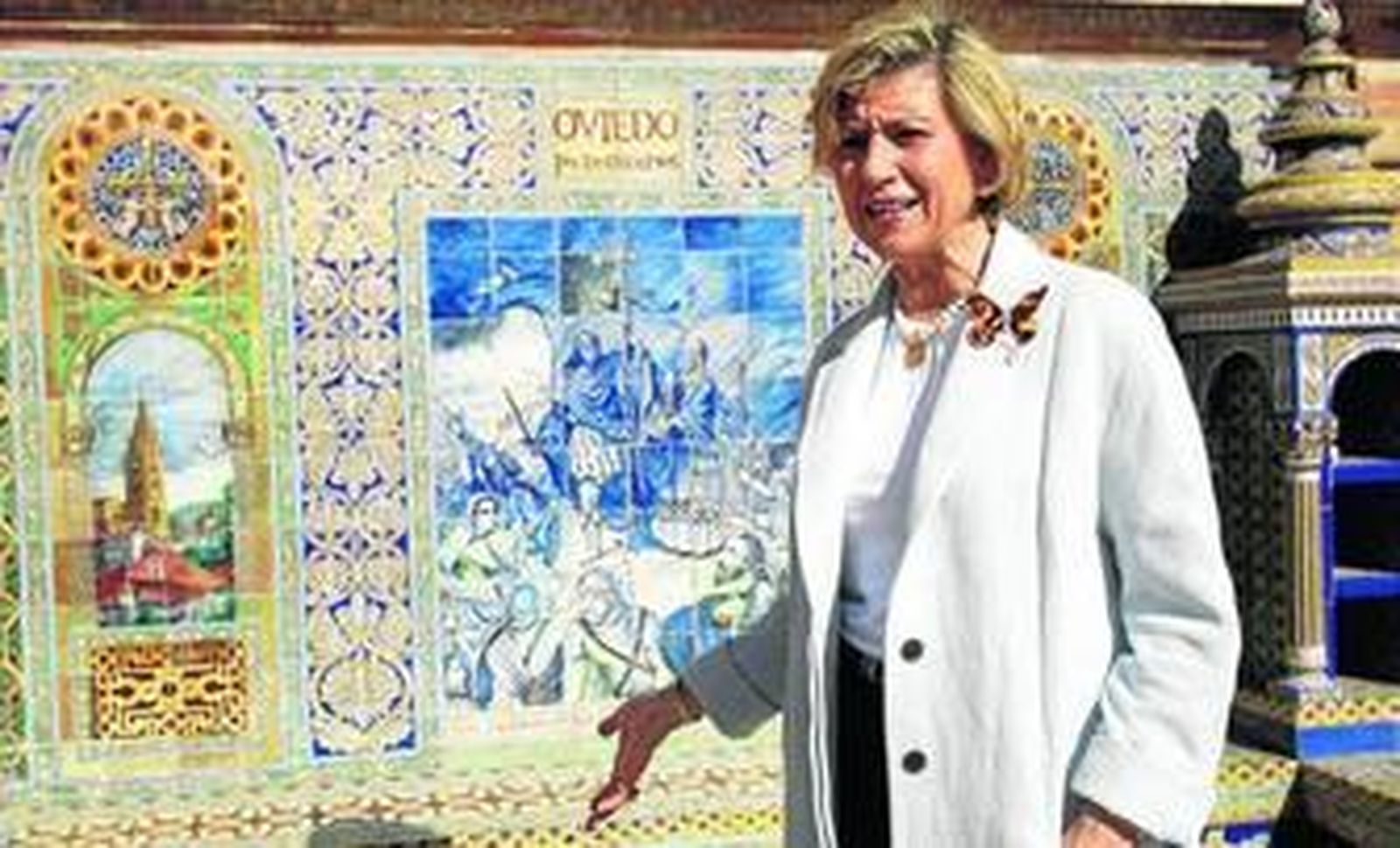 Covadonga Monte, junto a la alegoría de don Pelayo que recoge el banco de Oviedo.