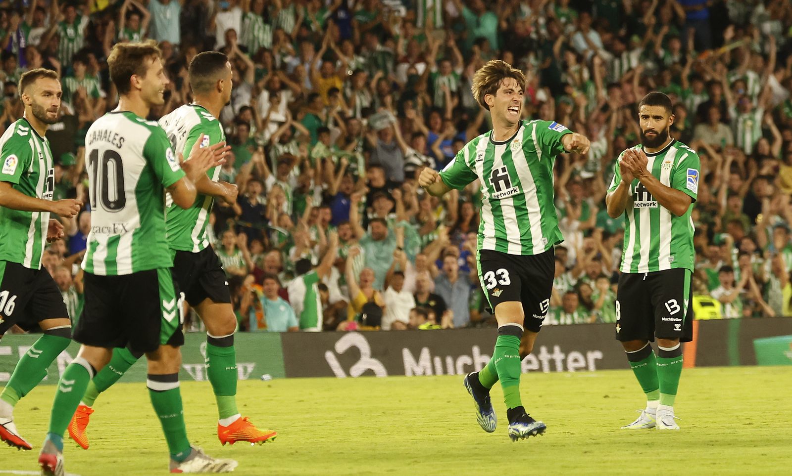 Miranda celebra, aplaudido por sus compañeros, el tercer gol del Betis, obra suya de falta directa.
