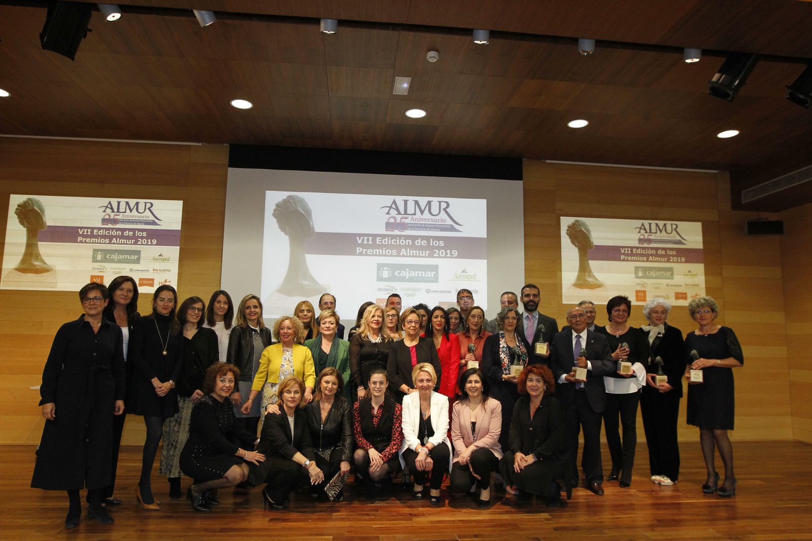 Foto de 'familia' de la gala de entrega de los Premios Almur.