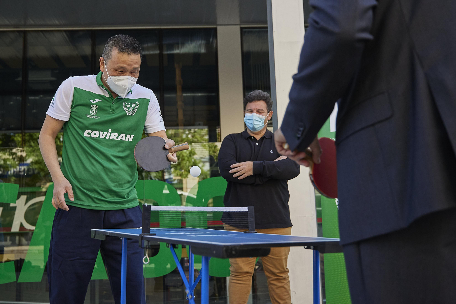 He Zhi Wen es un mito del tenis de mesa nacional.