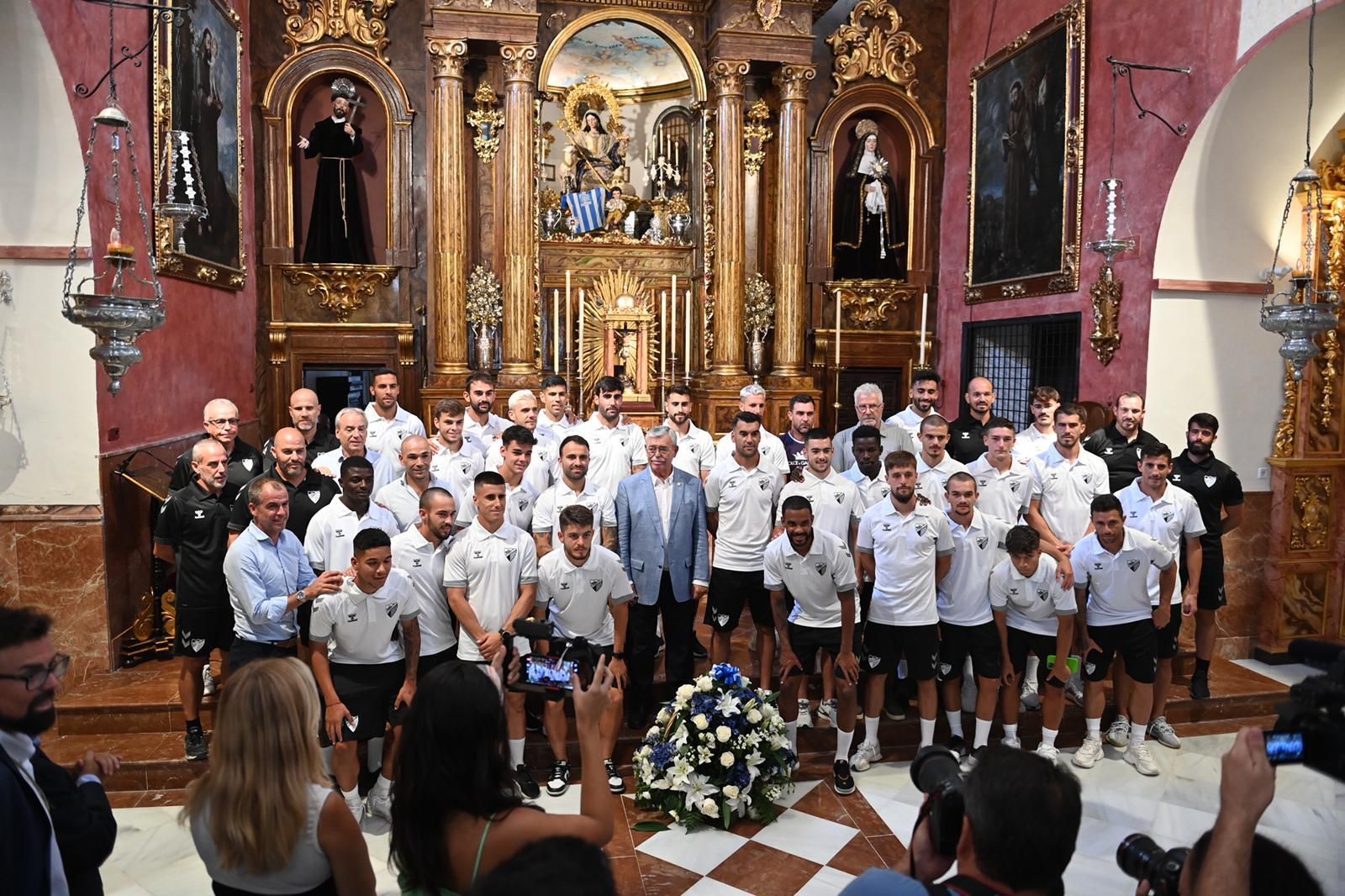 La ofrenda floral del Málaga CF a la Divina Pastora, en fotos