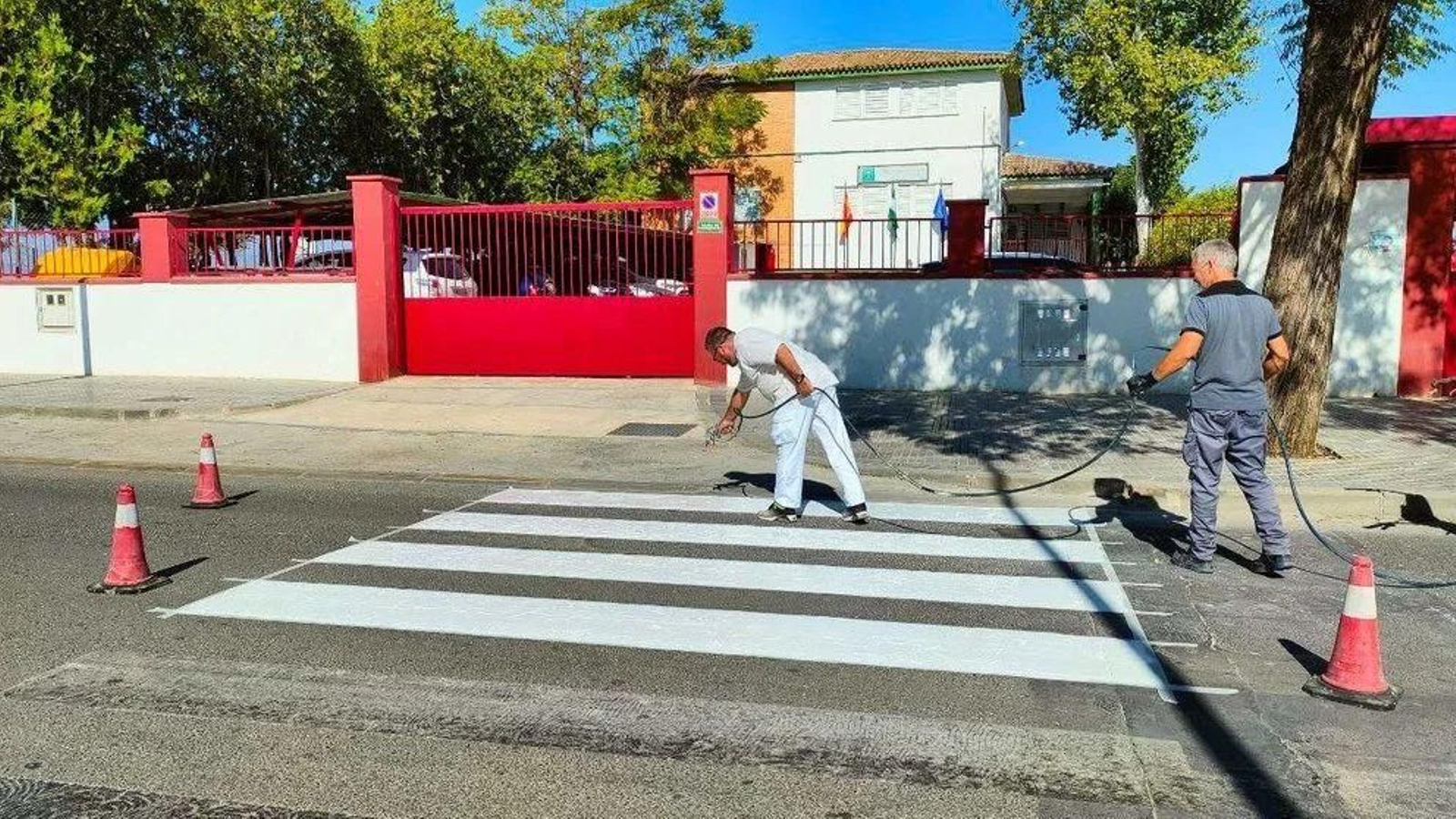 Repintado de un paso de peatones en Puente Genil.