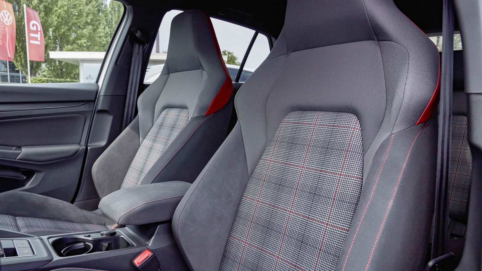 De serie, los asientos tienen los reposacabezas integrados. Hay distintas variantes en función del tapizado.