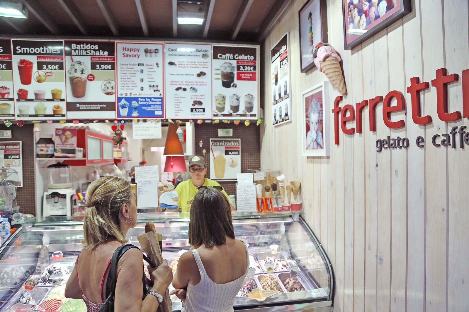 Dos jóvenes acuden a Ferretti Gelato e Cafe para probar la auténtica textura del helado italiano en el centro de Jerez.