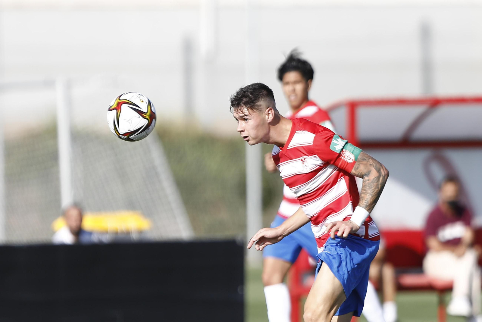 Sergio Barcia despeja de cabeza en un partido con el Recreativo Granada.