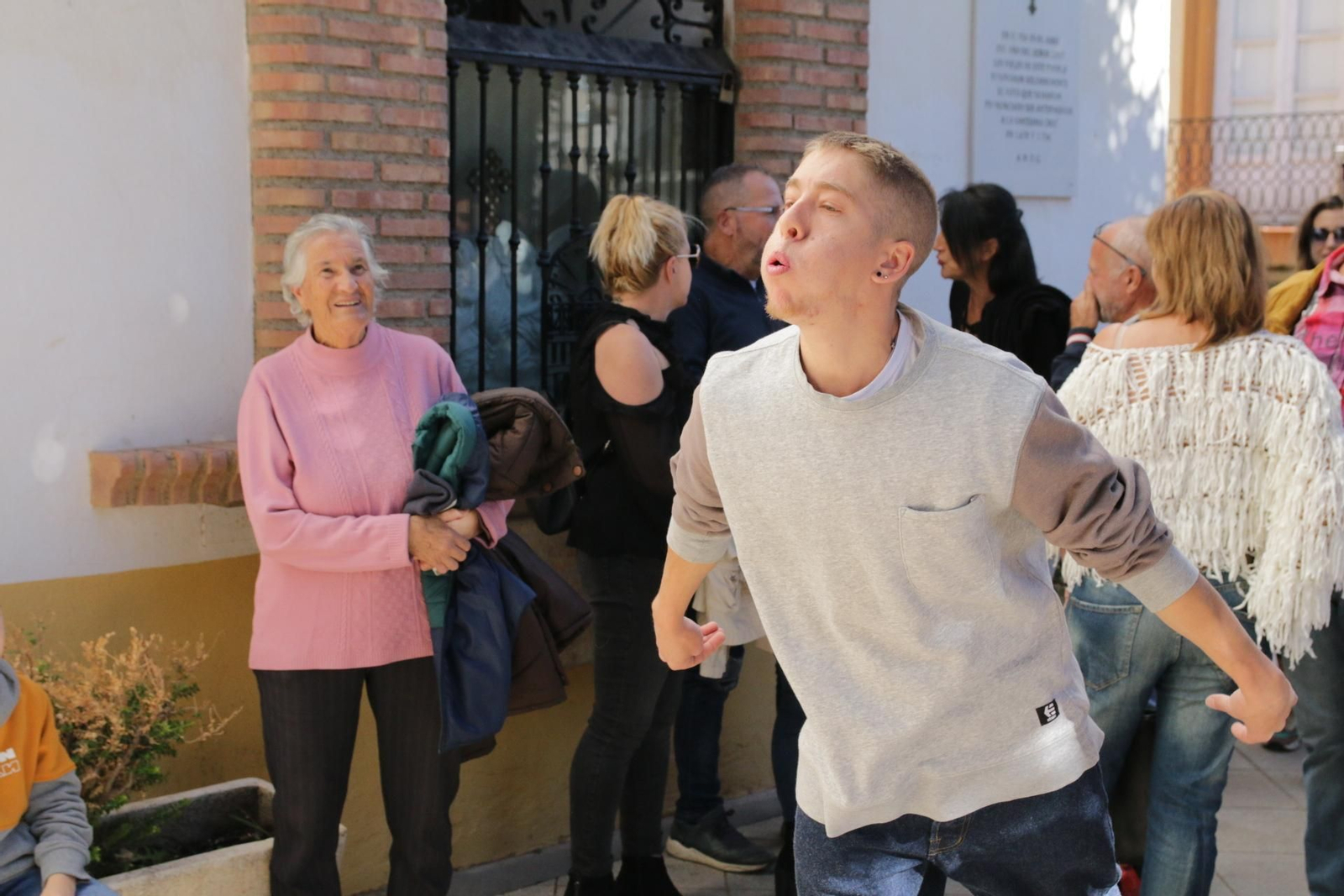 Las imágenes del concurso de lanzamiento de hueso de aceituna de Canjáyar