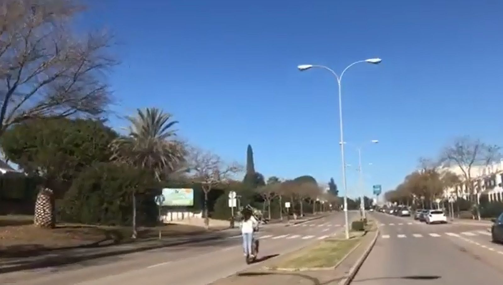 Dos menores en un patinete y en sentido contrario en una avenida de Jerez (captura de vídeo).