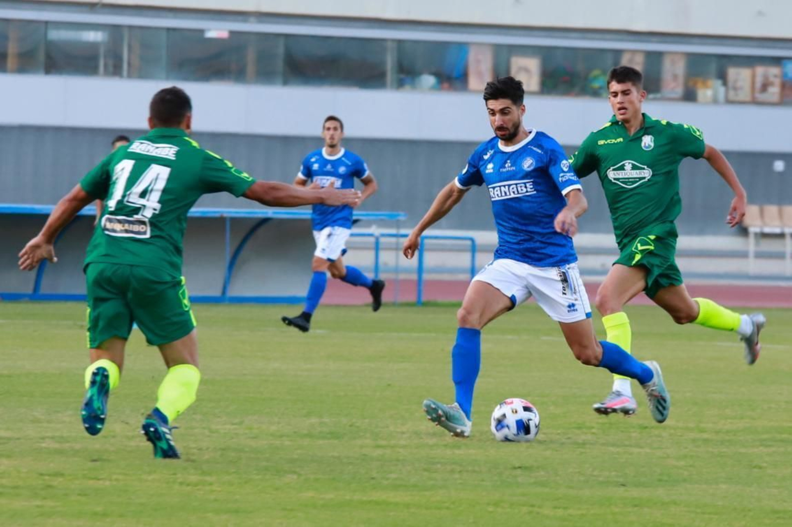 Fran Ávila se dispone a golpear el balón en presencia de su excompañero Joaqui.