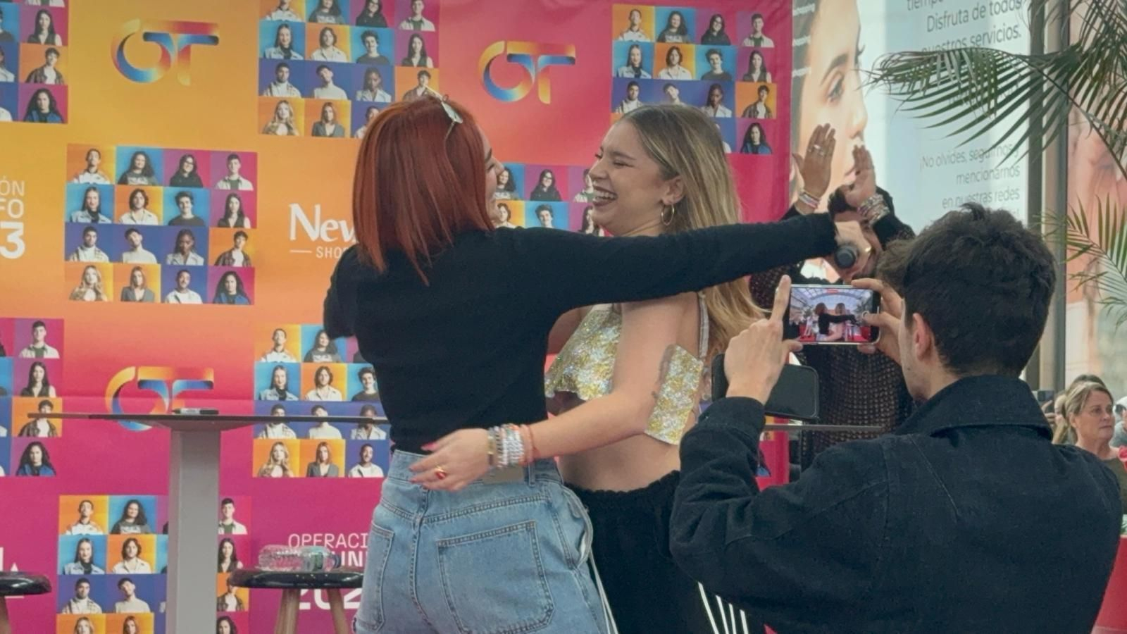 Pasión por OT en Granada: Denna, Violeta y Álex Martínez firman discos