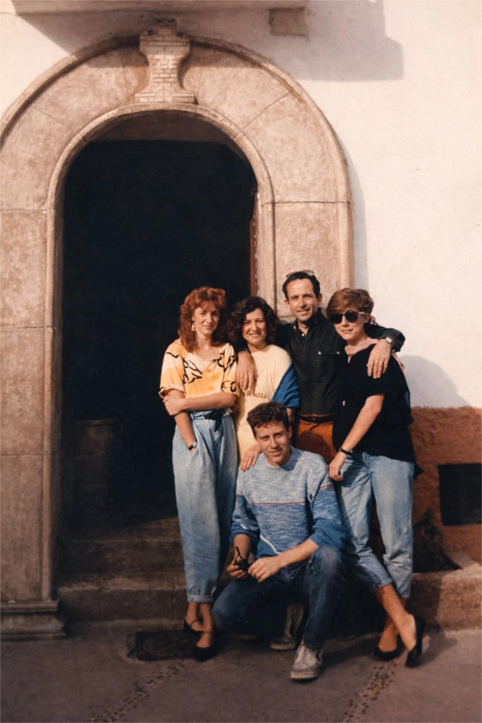 En la puerta del hostal, con su familia.