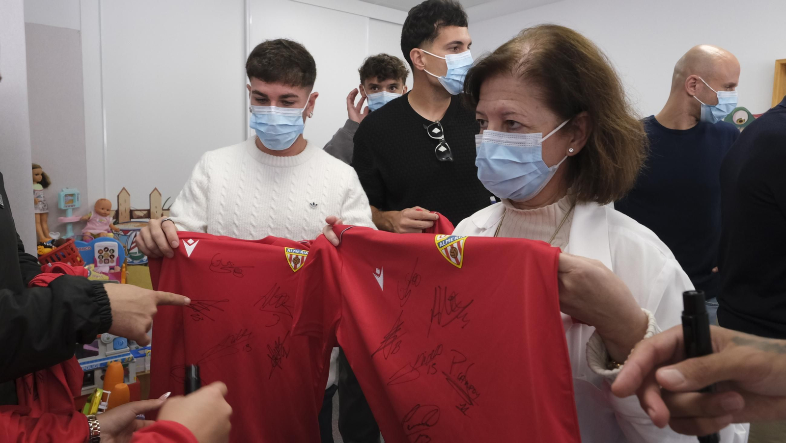 Las imágenes de la visita de los jugadores del Almería a los niños de Torrecárdenas