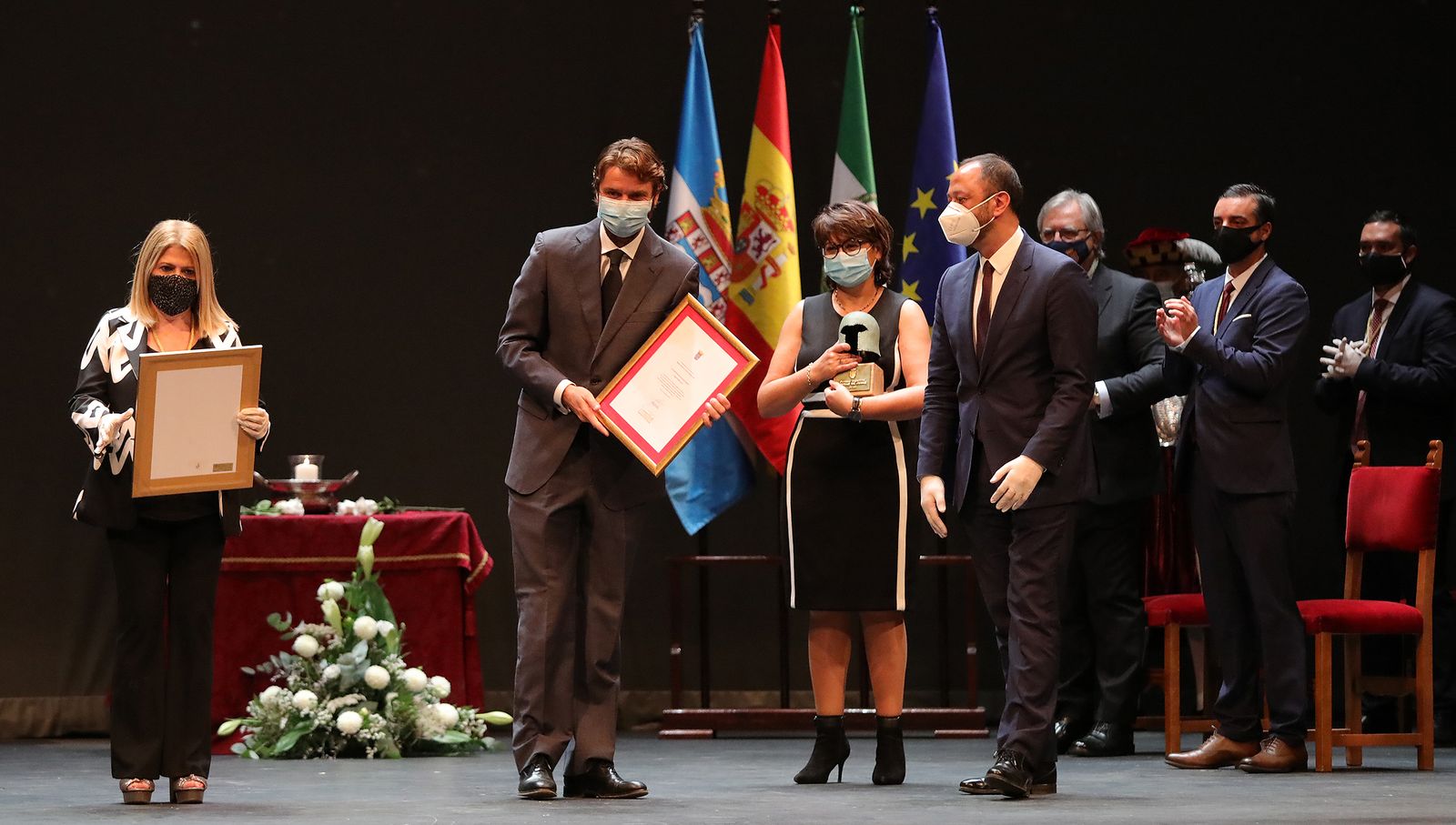 Ángel Estella, con el galardón.