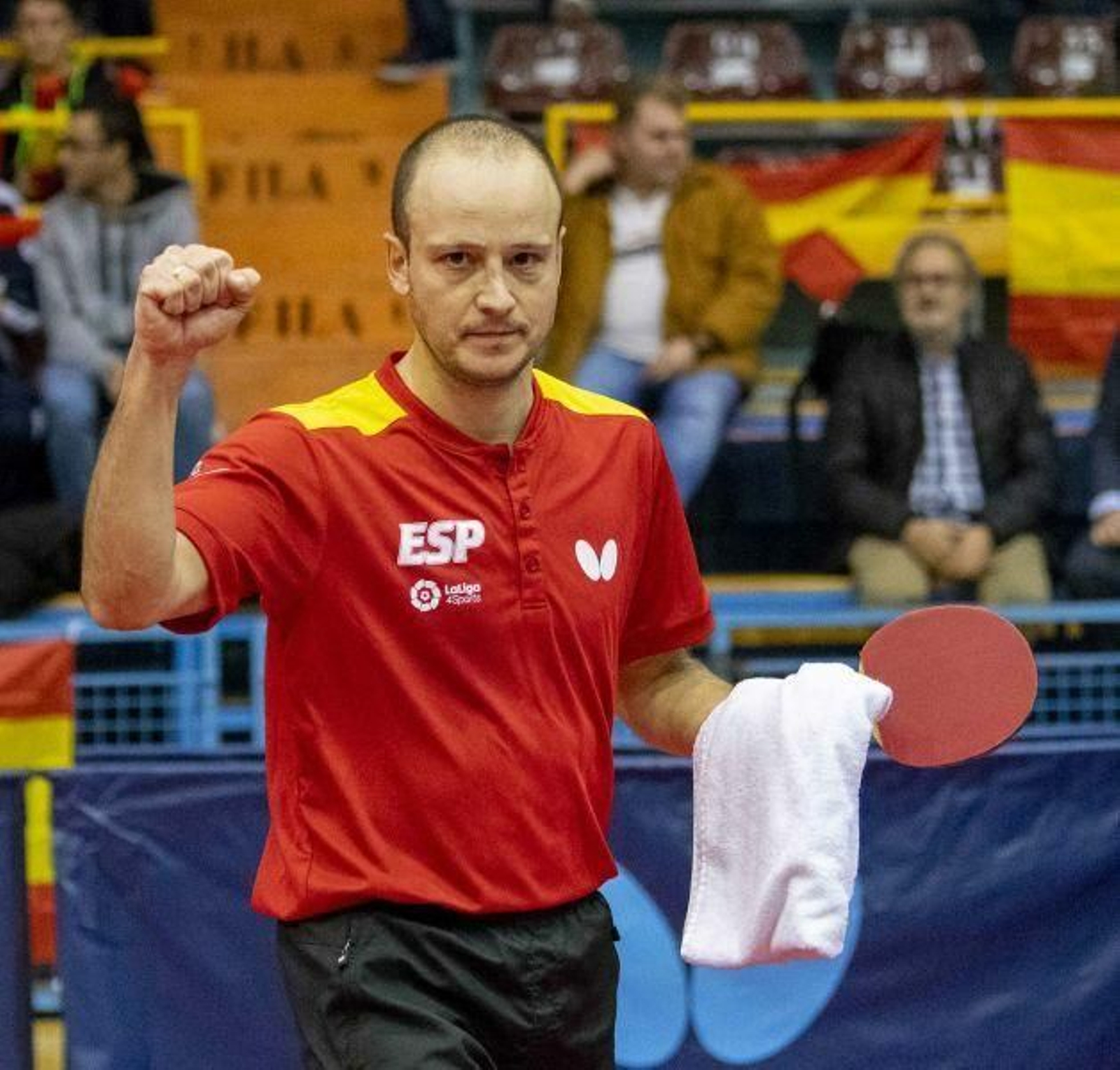Carlos Machado celebra un punto durante un partido con España.