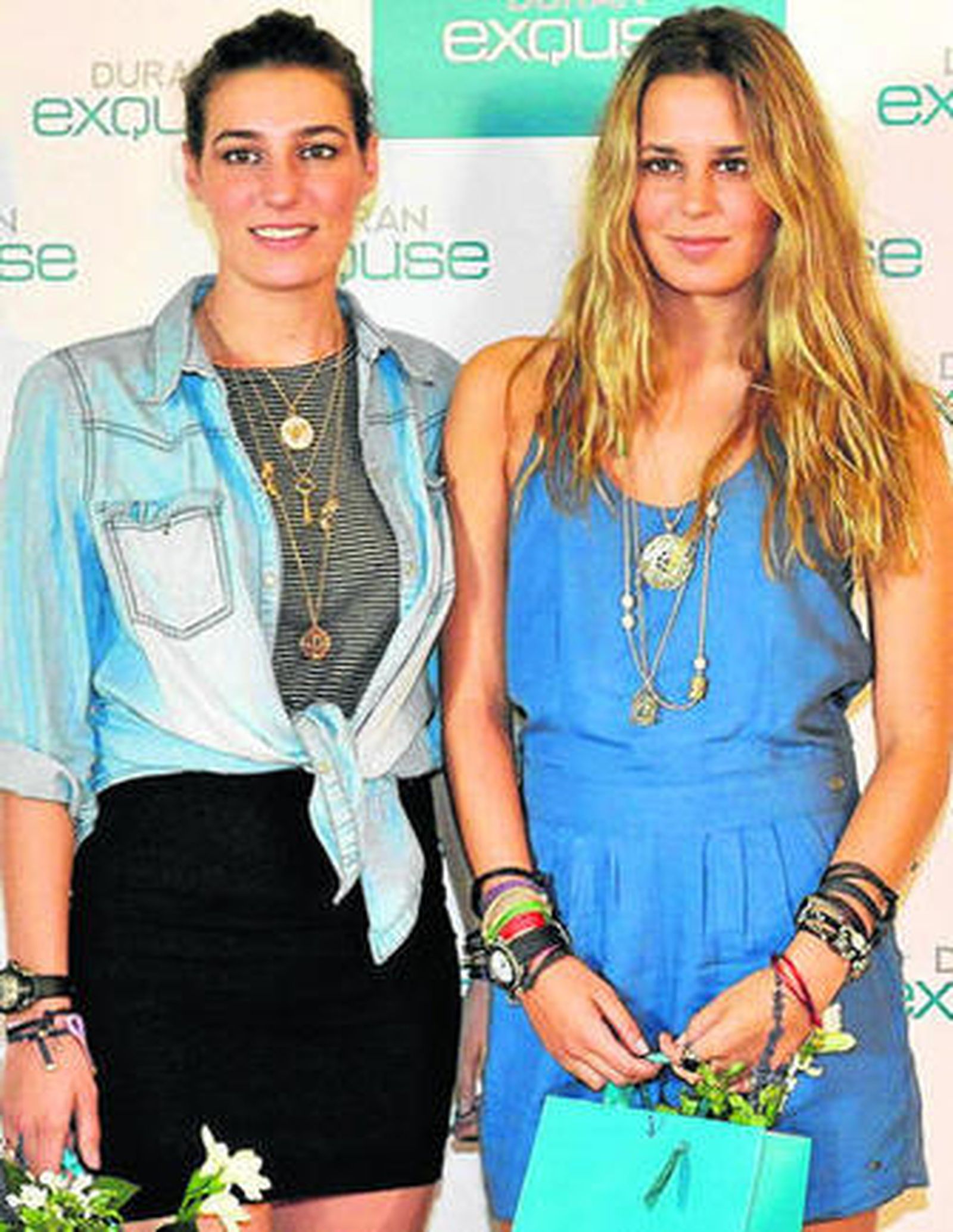 Felices y relajadas, las dos hermanas posaron así para los medios de comunicación.