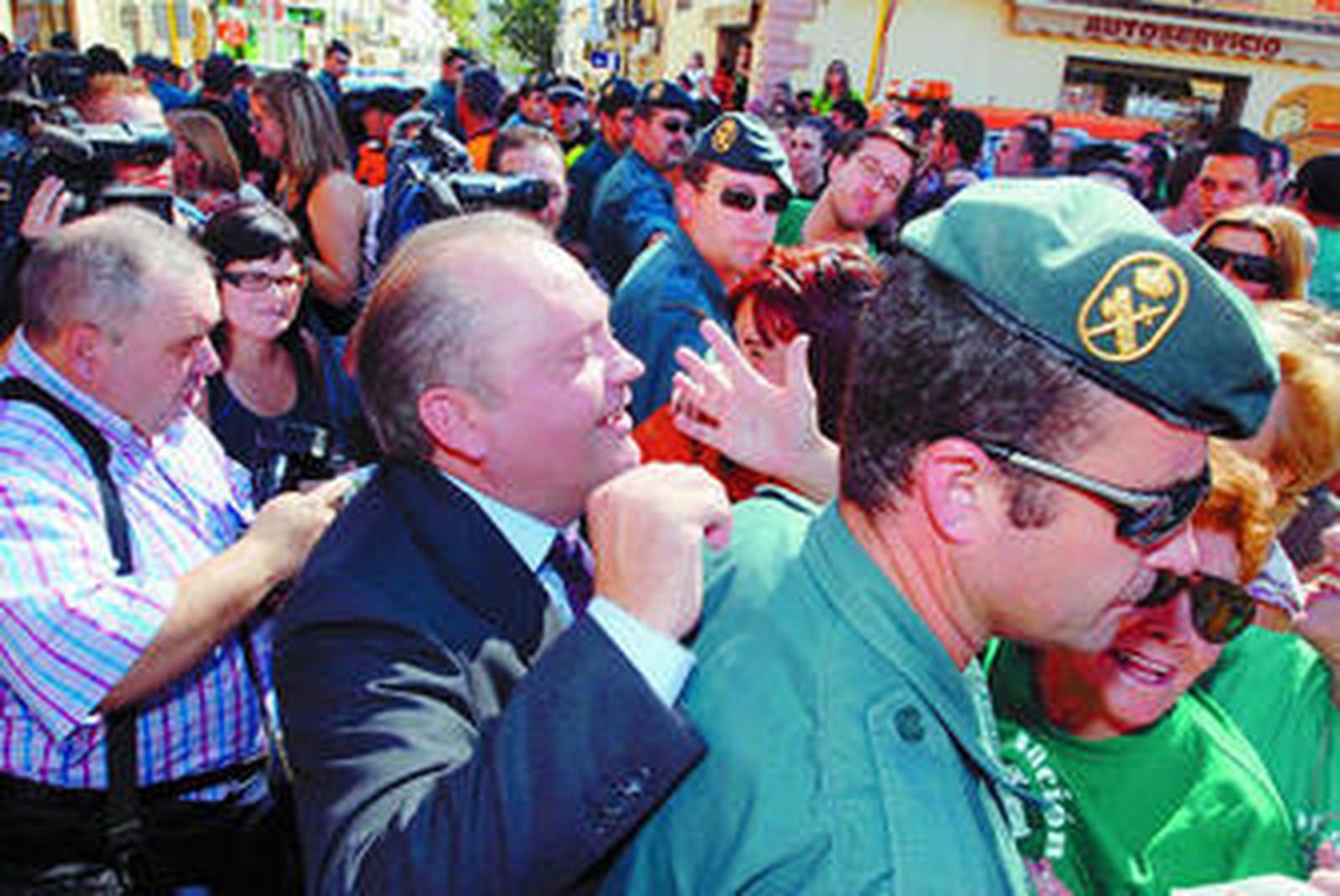 Francisco Gallarín sale escoltado del Pleno celebrado ayer en La Carolina en el que asumió la Alcaldía.