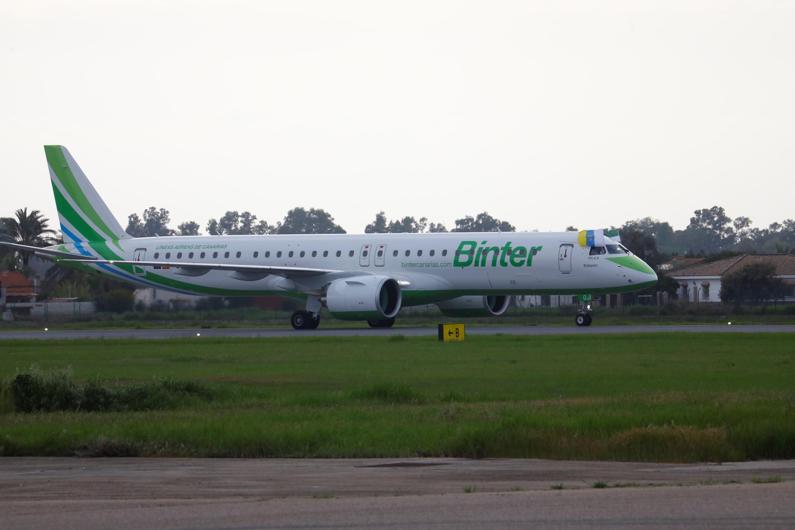 El aeropuerto de Córdoba recibe el primer vuelo de Binter desde Canarias, en imágenes