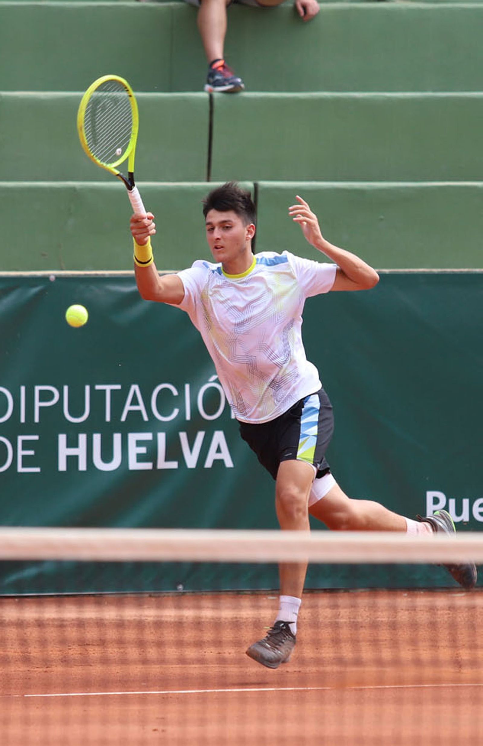 Pablo Llamas devuelve una bola durante un partido.