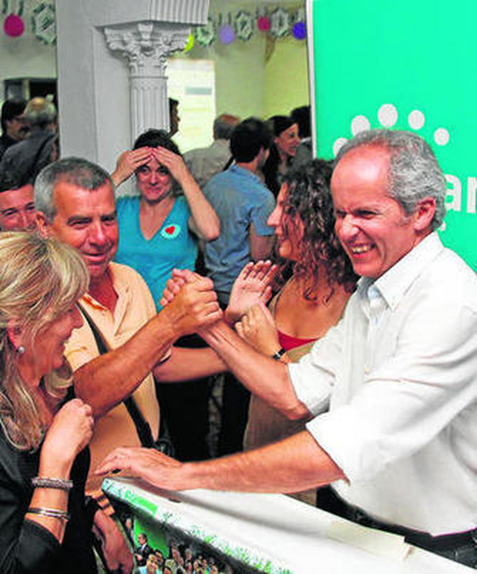 Blázquez y López saludan a varios simpatizantes de Ganemos.