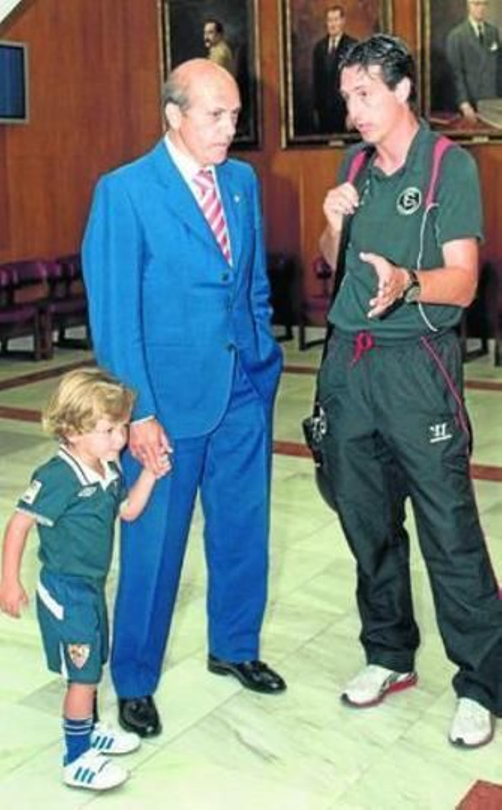 José María del Nido, junto a su hijo, dialoga con Unai Emery antes de que éste partiese hacia Chile.