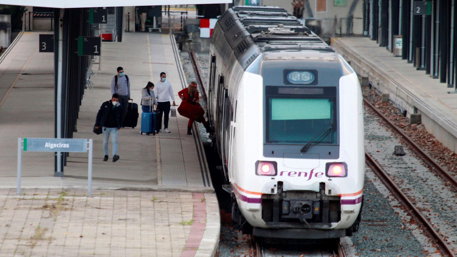 Pasajeros suben al tren en la estación de Algeciras.