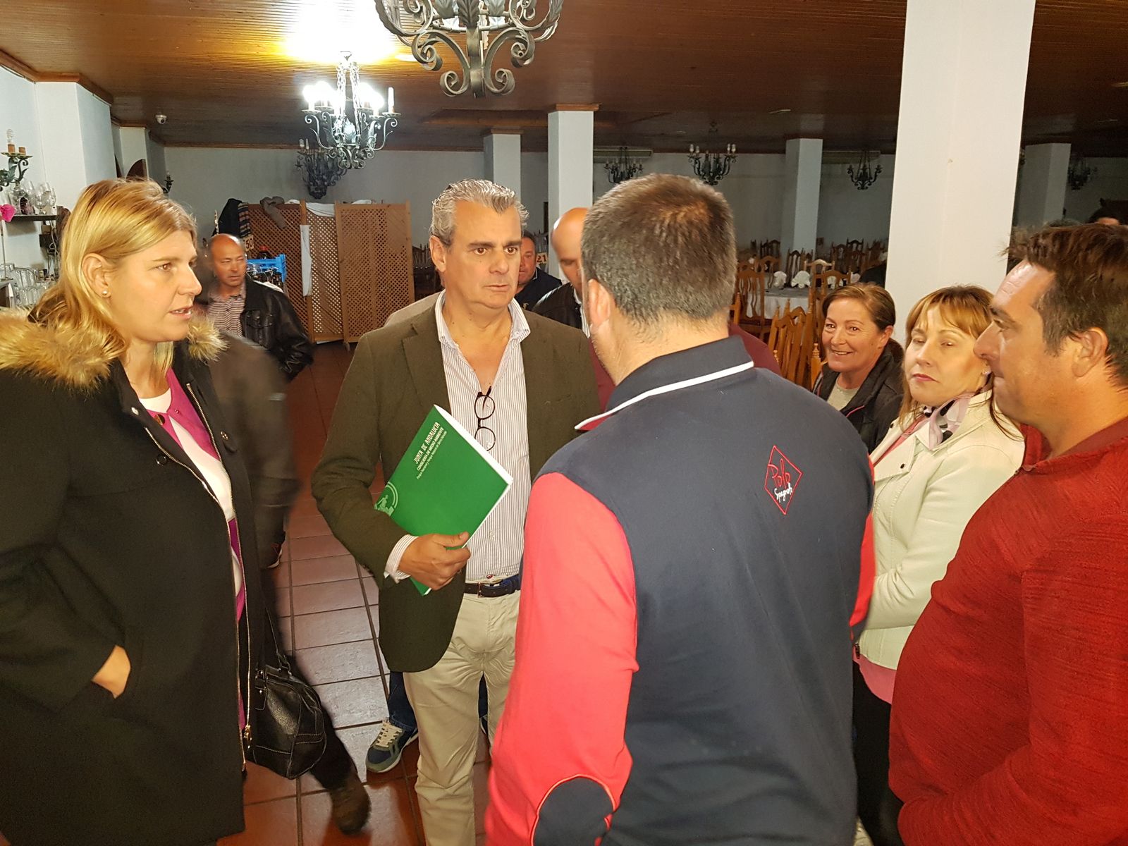 La dirección del Parque Nacional de Sierra Nevada y diputados provinciales del PP reunidos con los agricultores y ganaderos de la comarca de La Alpujarra (Granada)