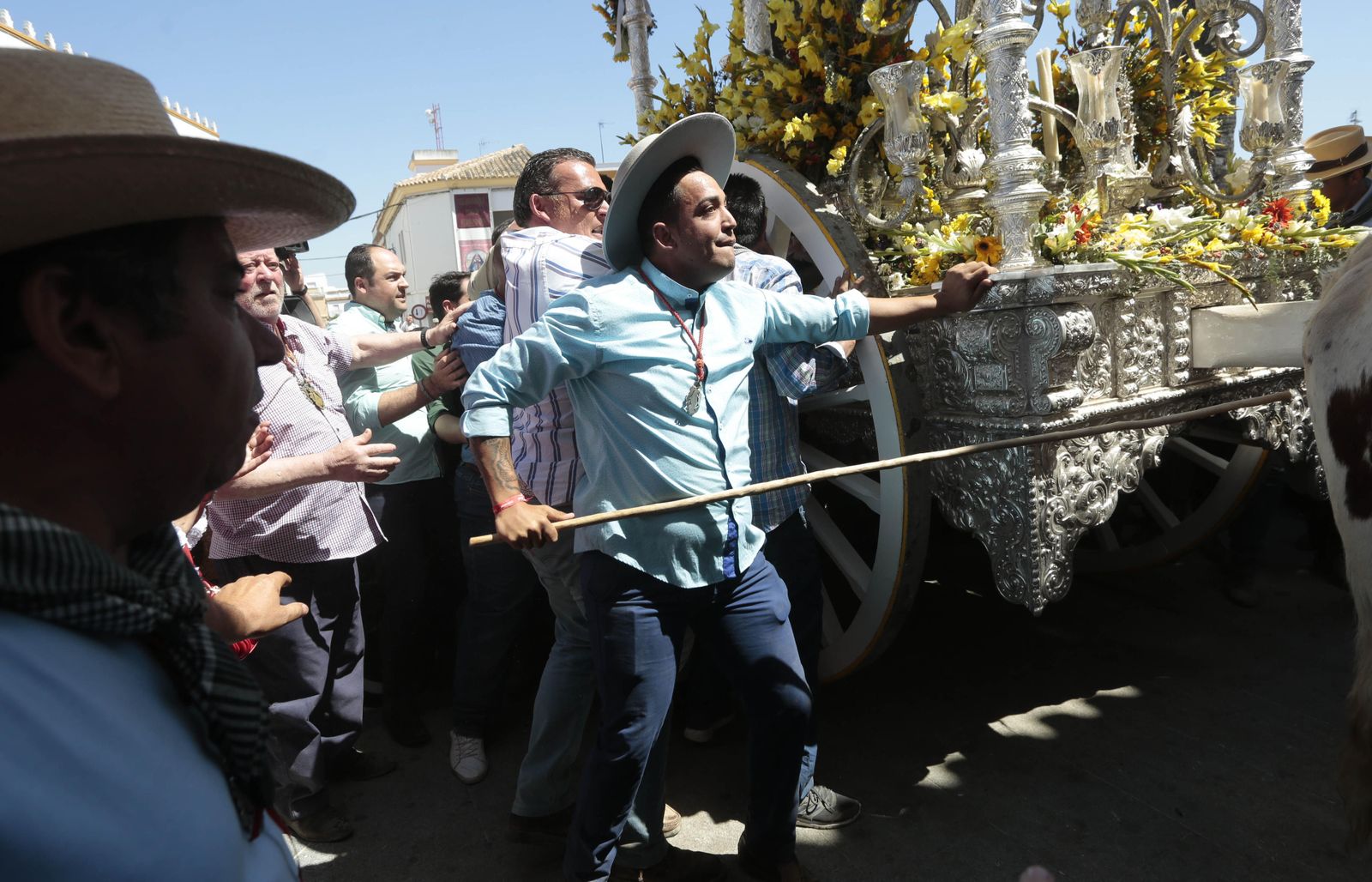 Paso de las hermandades por Villamanrique