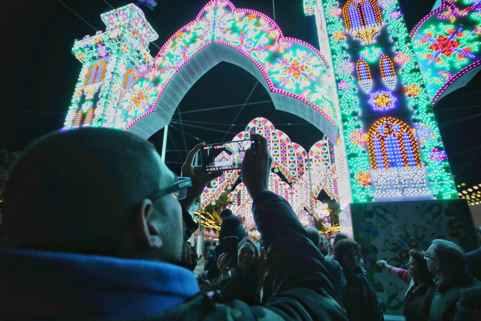 El encendido del alumbrado del Real abrió este martes la presente edición de la Feria de Primavera de Rota.