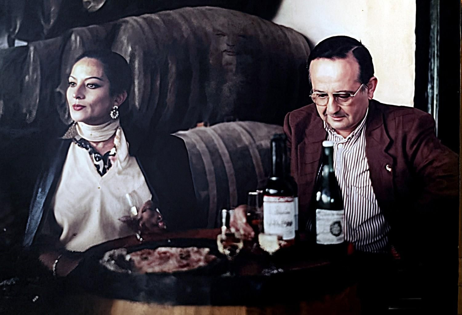 Lola Flores en las bodegas Barón junto a José Rodríguez ‘Xixarito’ (foto Ricardo).