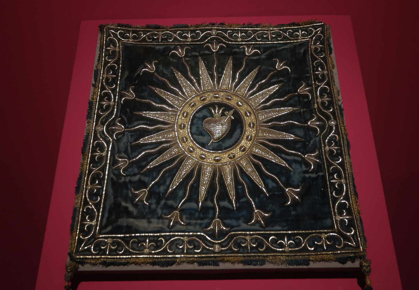 Exposición sobre la restauración del palio de la Virgen del Valle