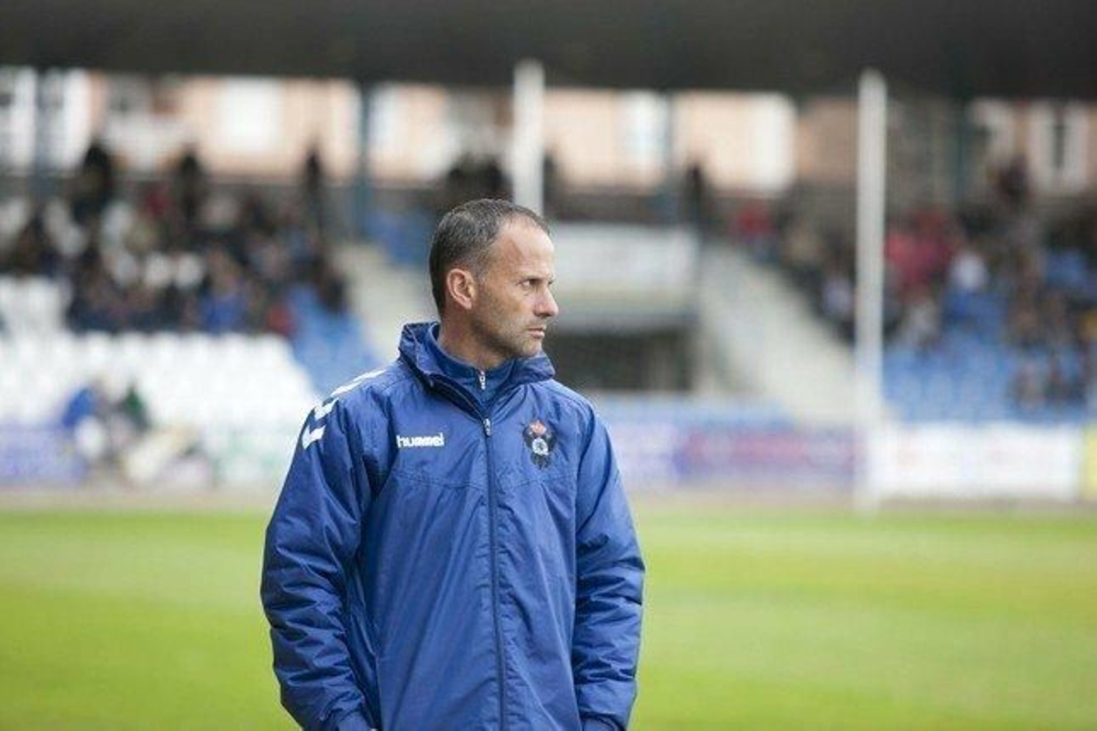 Fran Alcoy, entrenador del Talavera, sigue las evoluciones de un partido