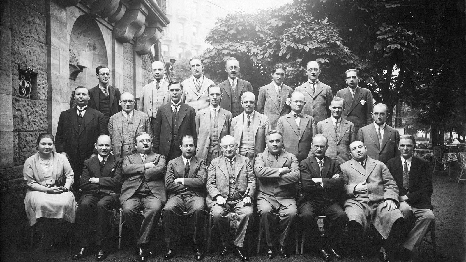 Foto de familia de una competición de ajedrez. Menchik es la primera por la izquierda.