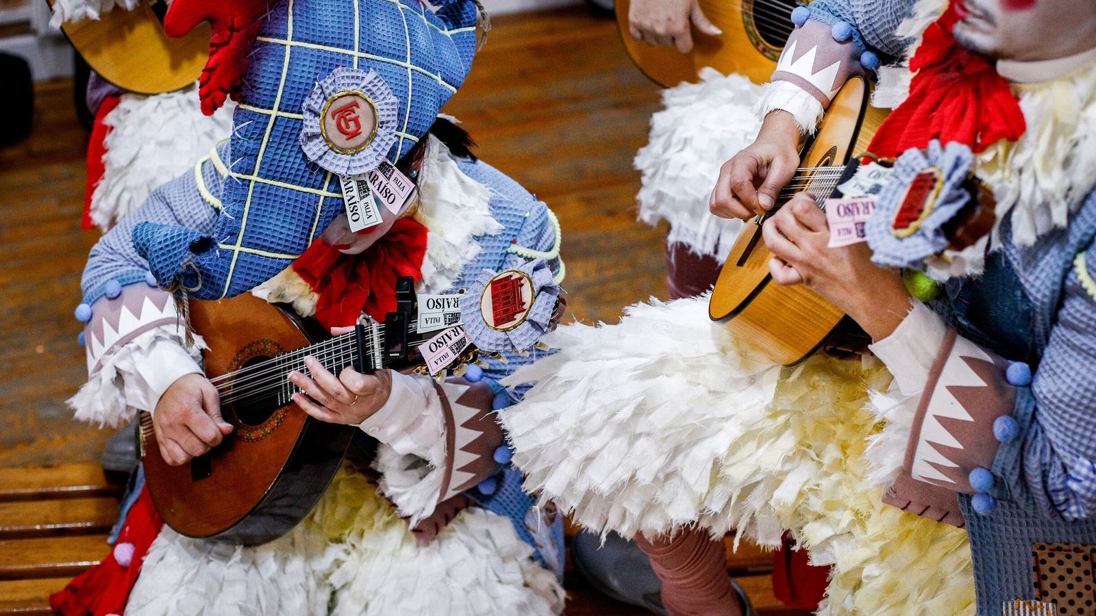 Otro grupo puntero que ha tirado por las aves ha sido el coro de los estudiantes, con ‘El gallinero’. El pulmón del Teatro Falla se convierte en un corral donde los coristas se convierten en unas gallinas como se representa con sus gorros con cresta o pantalones y chorreras de plumas.