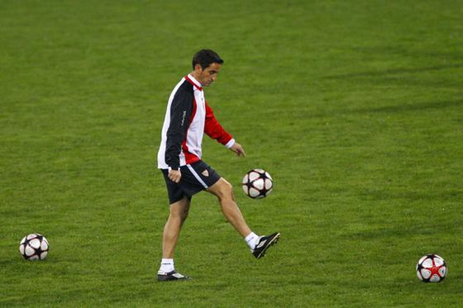 Jiménez da toques a un balón en un entrenamiento previo al duelo del Sevilla ante el Unirea. 

Foto: Reuters