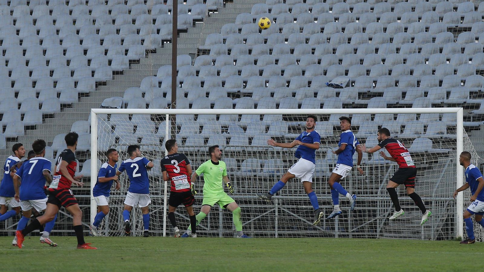 Balón colgado del Puente Genil en el área local.