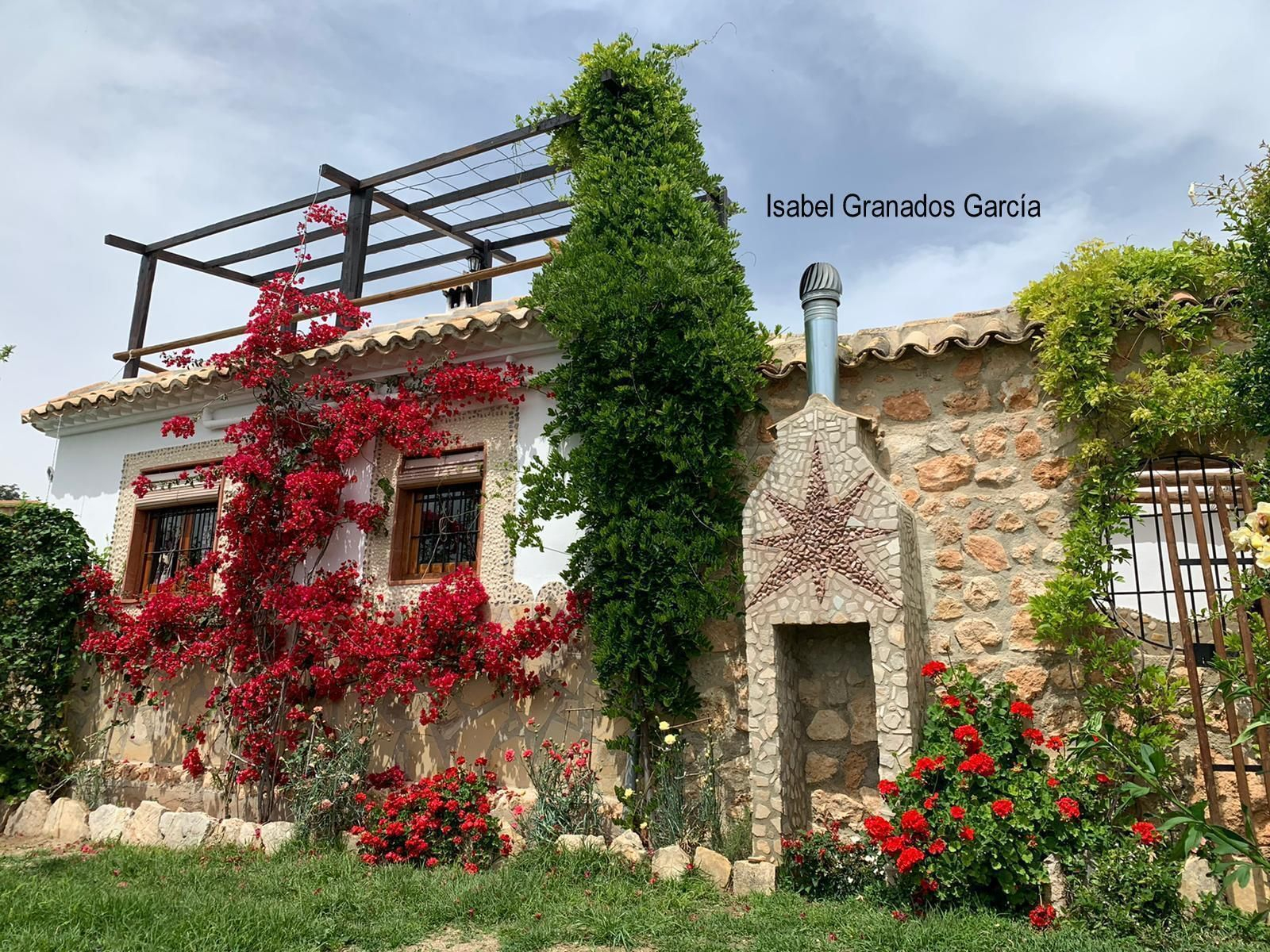 Fotografías de cómo lucen los patios, balcones y rejas de Iznájar.