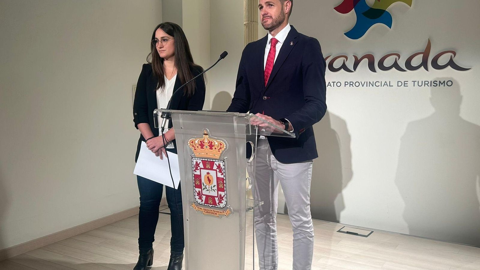 La diputada de Reto Demográfico, María Vera, y el vicepresidente III, Eric Escobedo