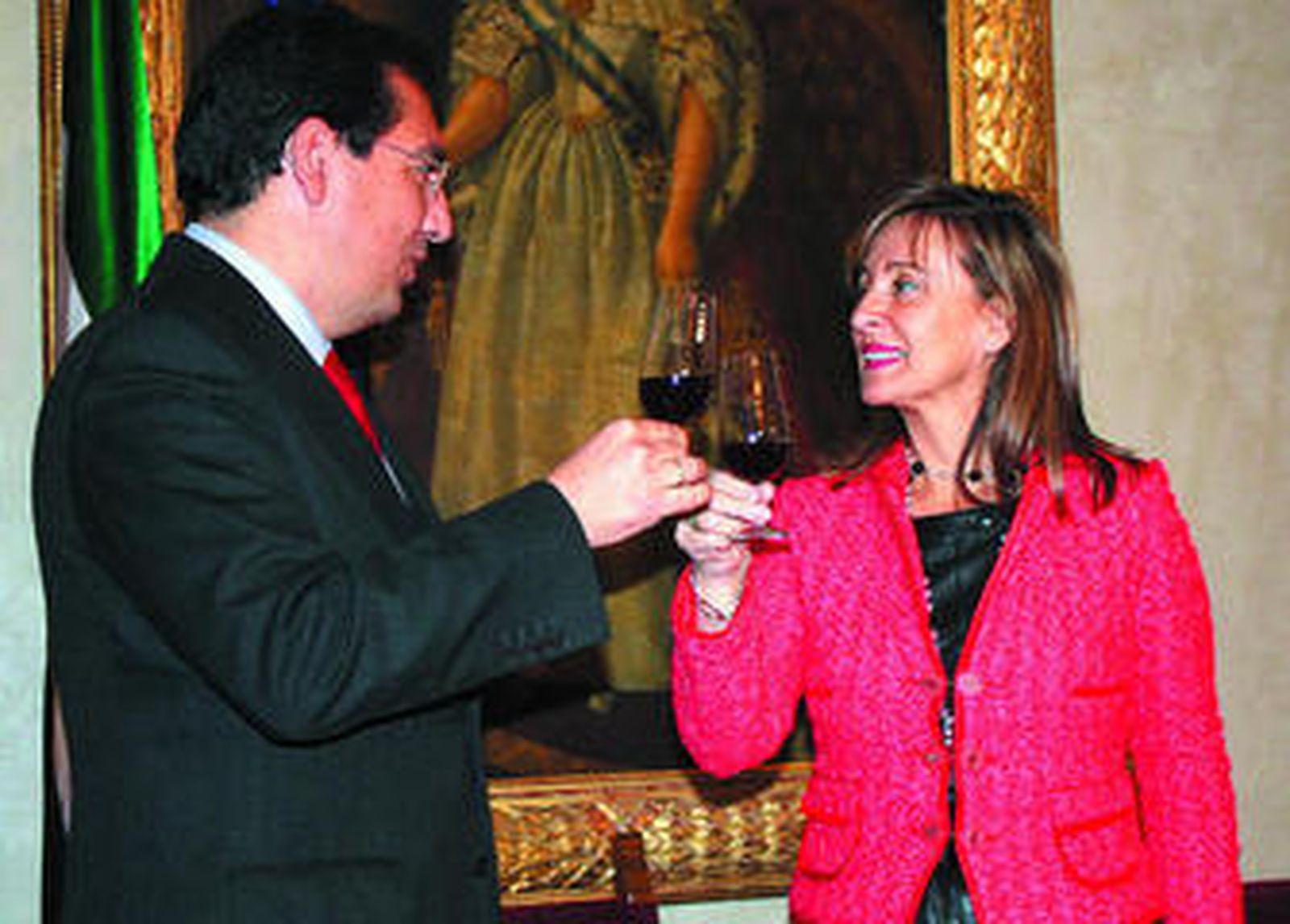 Antonio Pulido y Pilar Sánchez, brindan tras la firma de los convenios.