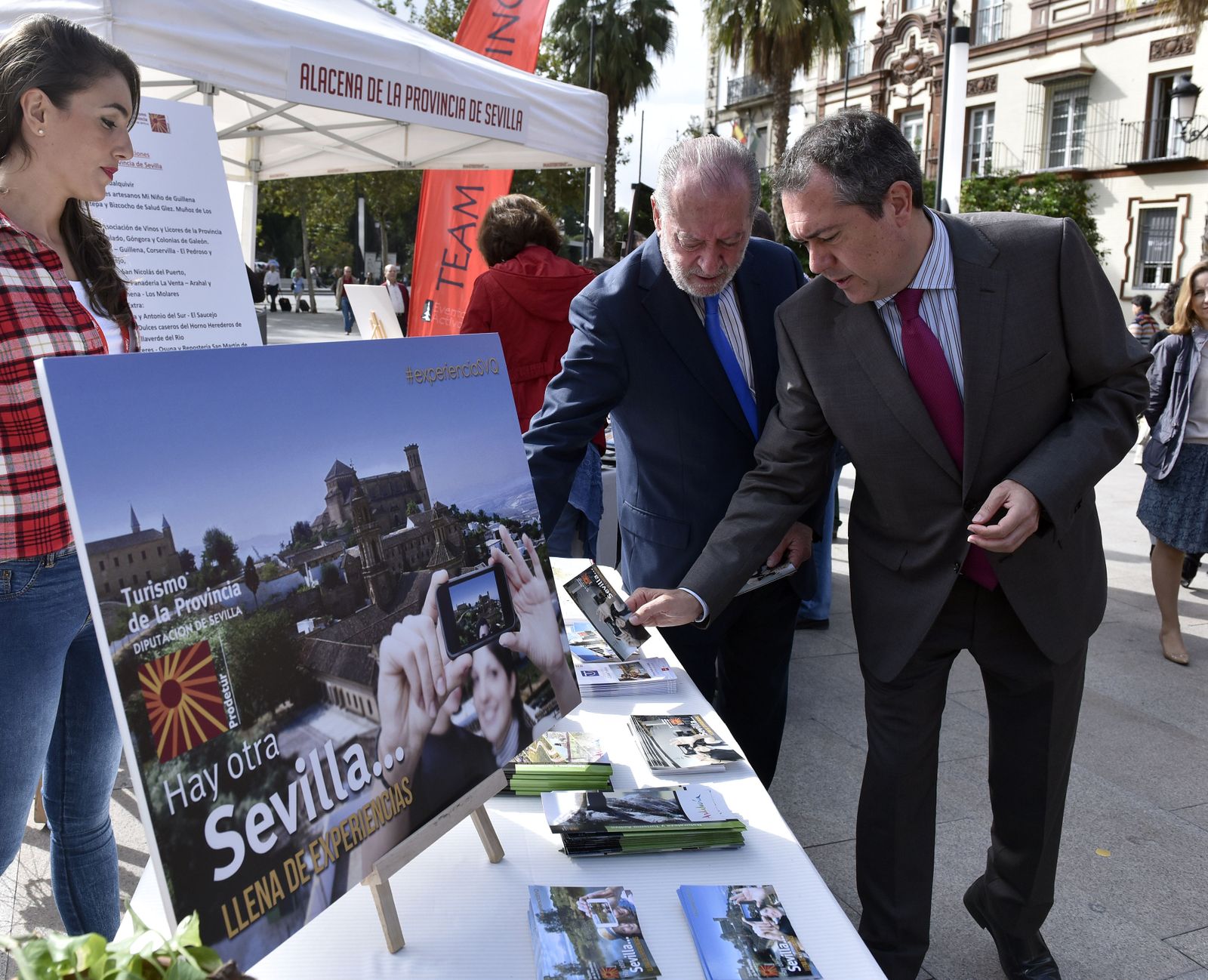 Fernando Rodríguez Villalobos y Juan Espadas en una promoción de Turismo de la Provincia.