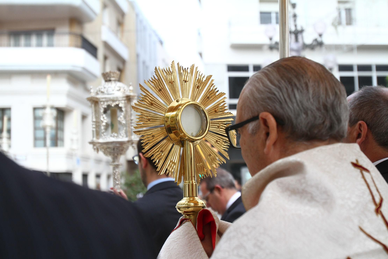 Procesión Solemne  de la Hermandad de La Vera Cruz, con el Santísimo Sacramento.