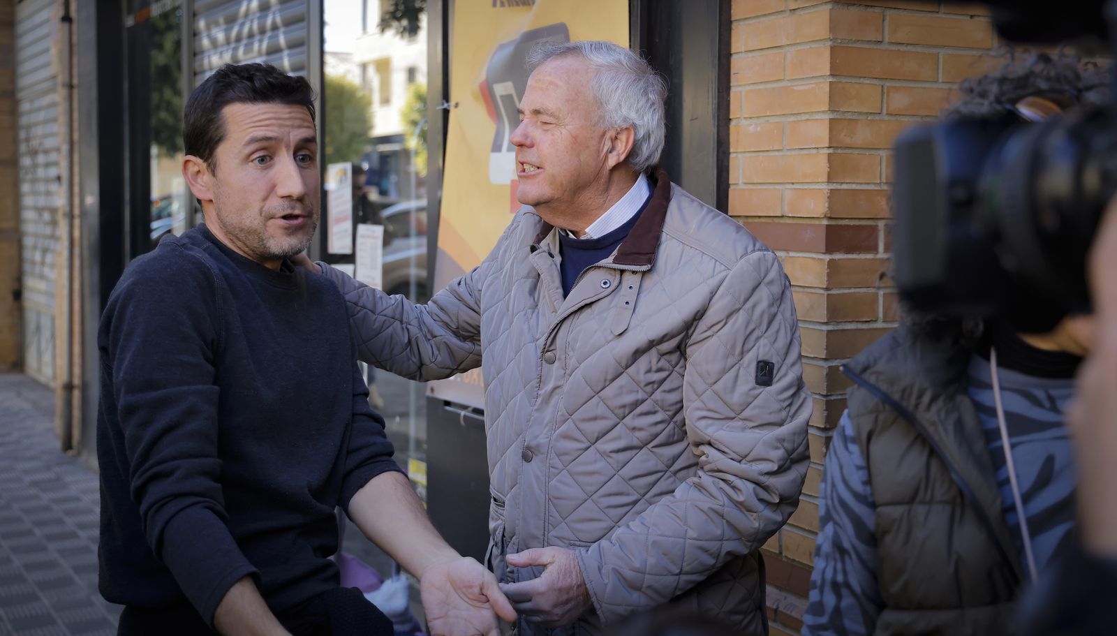 Alegría entre los premiados con el gordo de la Navidad en Montequinto, todas las fotos