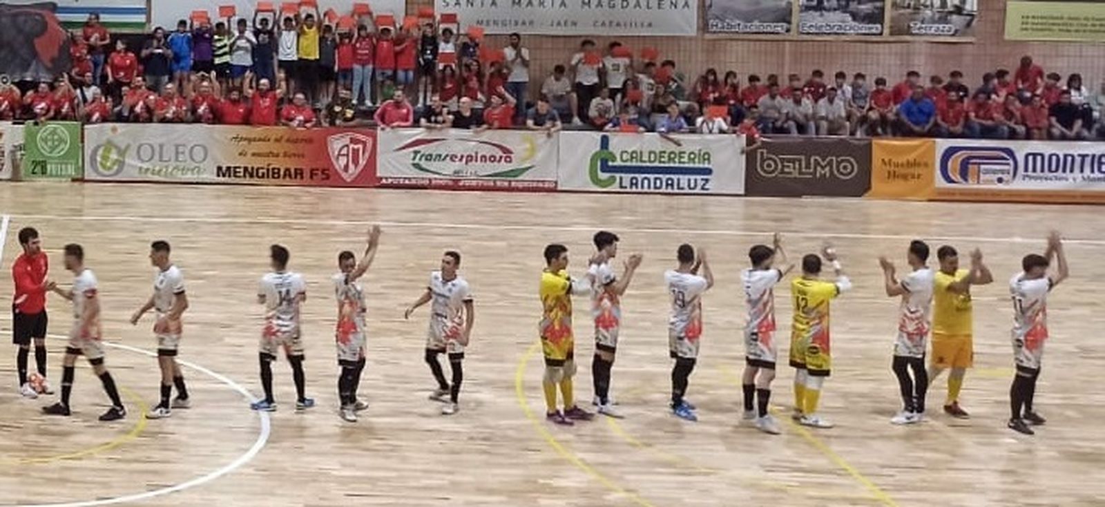 Los jugadores del Bujalance Futsal aplauden a sus aficionados al inicio del partido.