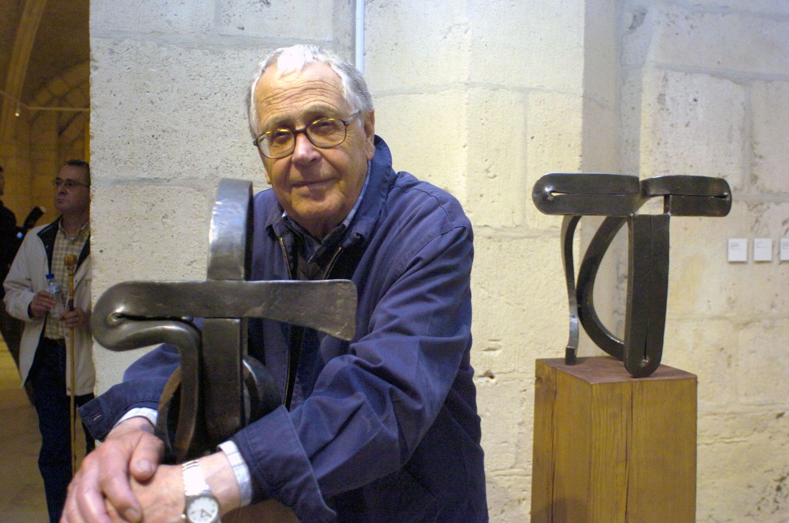 Martín Chirino, junto a una de sus obras.