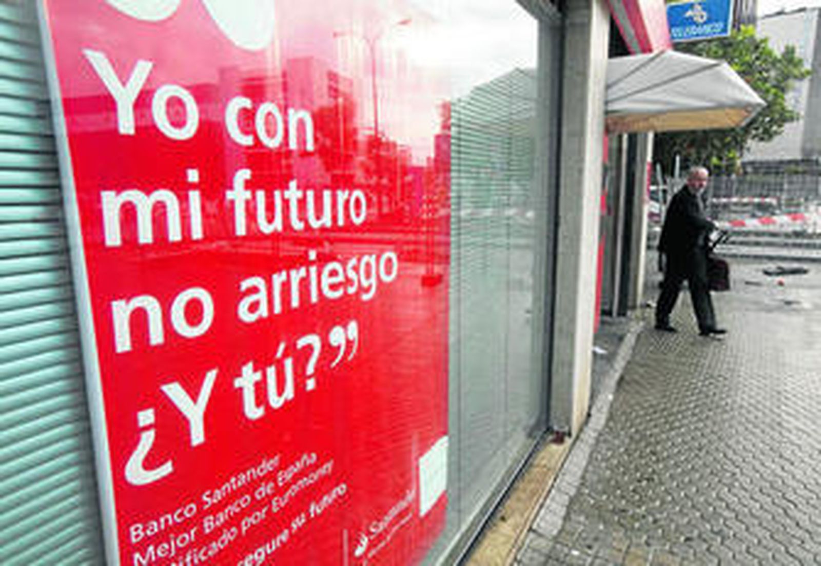 Una fotografía de la publicidad de un banco que ofrece depósitos rentables.