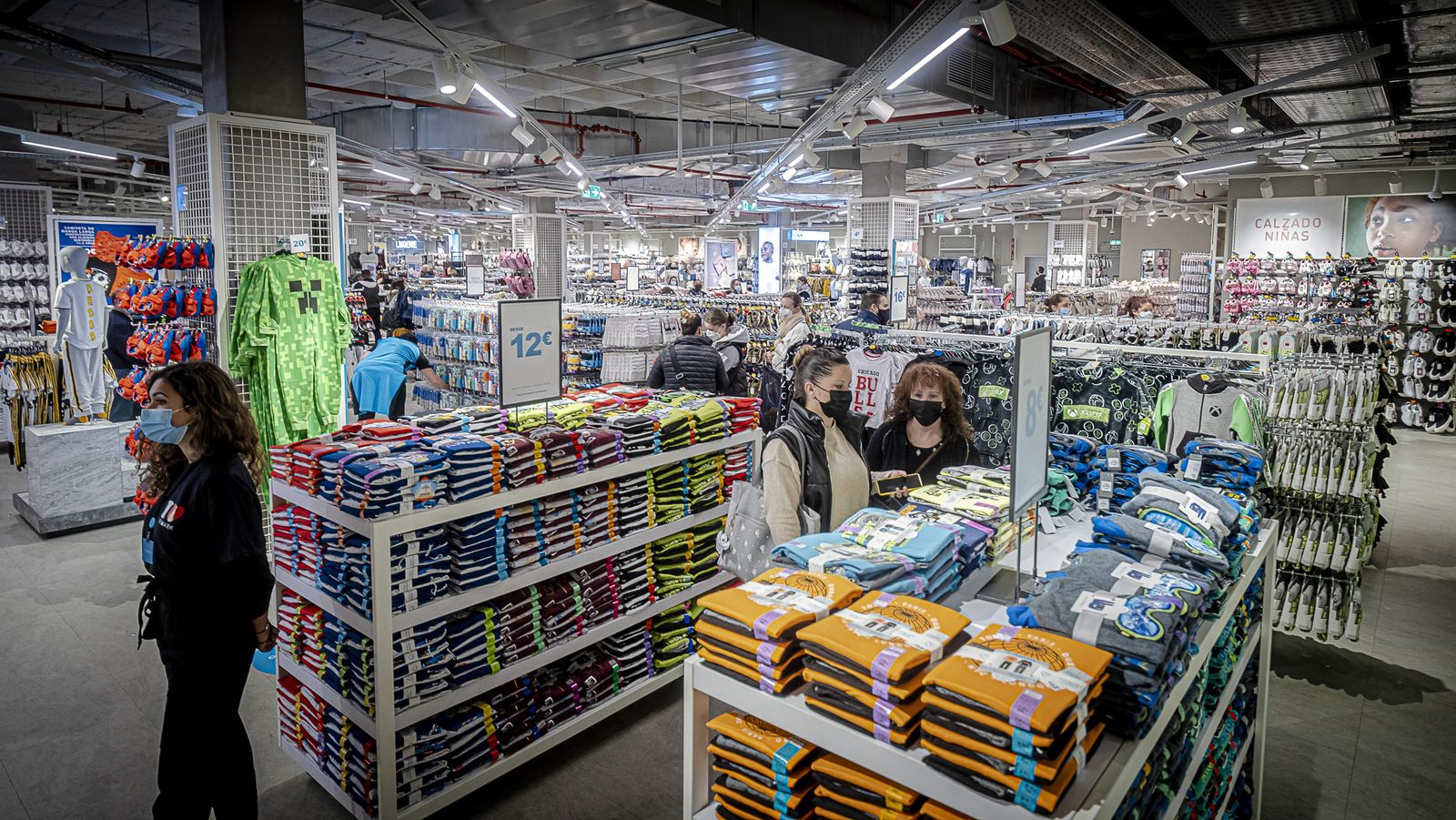Interior de la tienda de Primark en Bahía Sur .